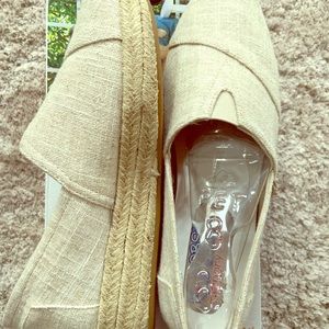 LN-Bob’s by Sketchers sparkle memory foam wedge